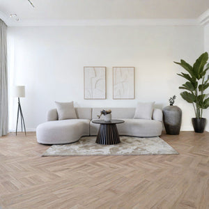 Kingston venstrevendt lounge sofa i beige tekstil plassert i lys og moderne