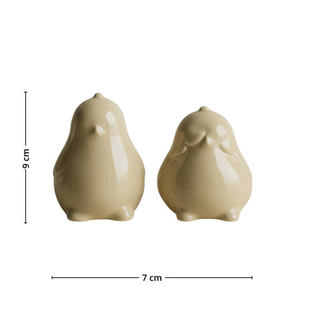 To DBKD Chubby chicken keramikkhøner i gul finish plassert som påskedekorasjon.

