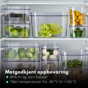 organisert kjøleskap med transparente oppbevaringsbokser og lokk