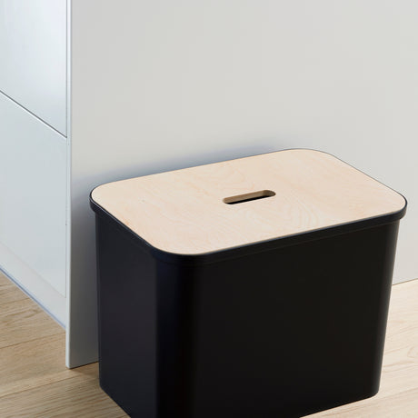 Lyst trelokk til resirkuleringsbeholder for innendørs bruk