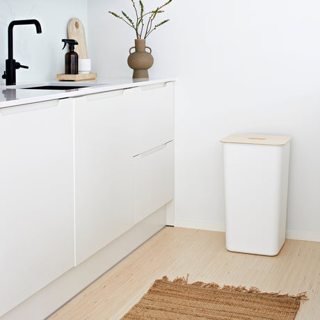 Stor hvit kildesorteringsbøtte til kjøkken, vaskerom og bod