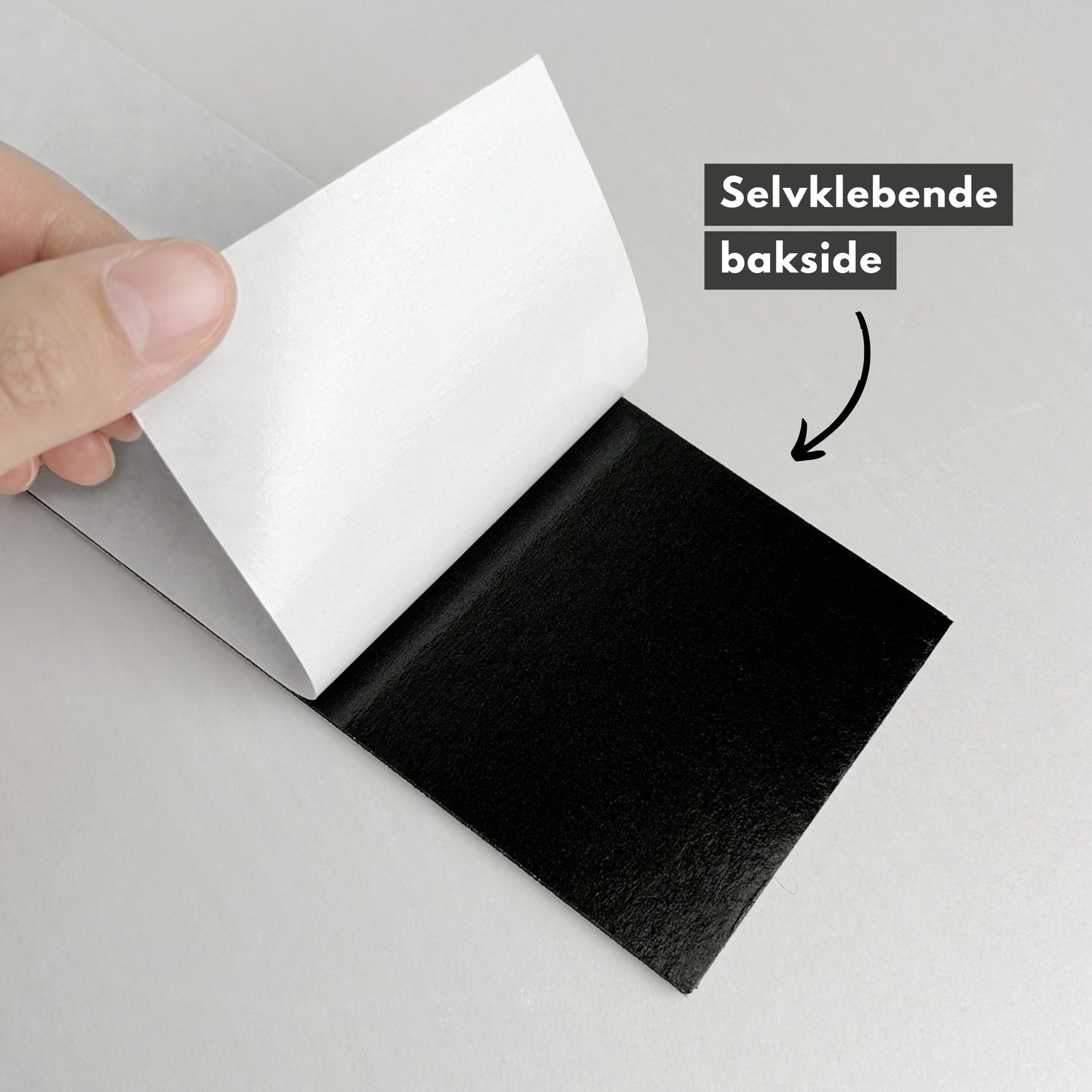 Exempel: Louise självhäftande väggplattor i antracitglans