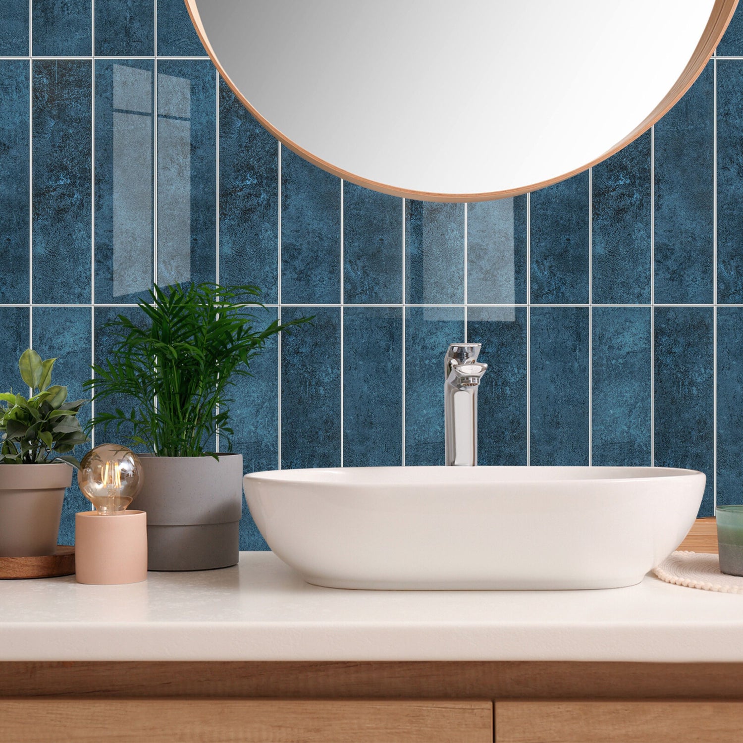 Louise Gloss Blå selvklebende fliser brukt på baderomsvegg – trendy blå fliser som tåler fukt og gir luksuriøst preg.