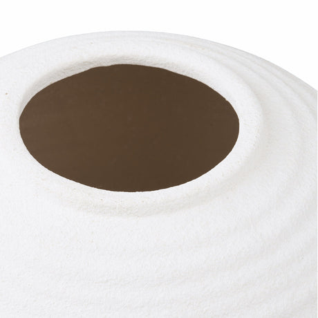 Detaljbilde av åpning og struktur på hvit keramikkvase