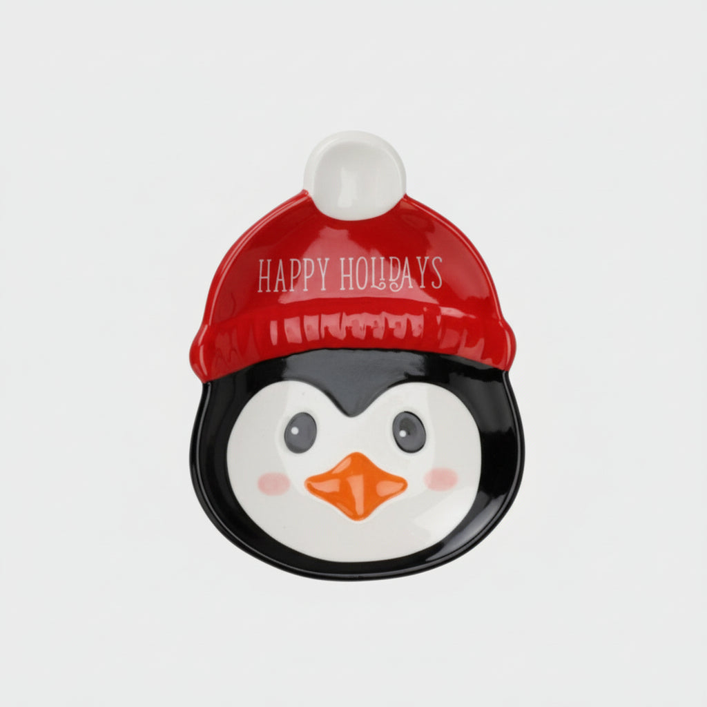 tallerken i keramikk med pingvinmotiv og rød nisselue