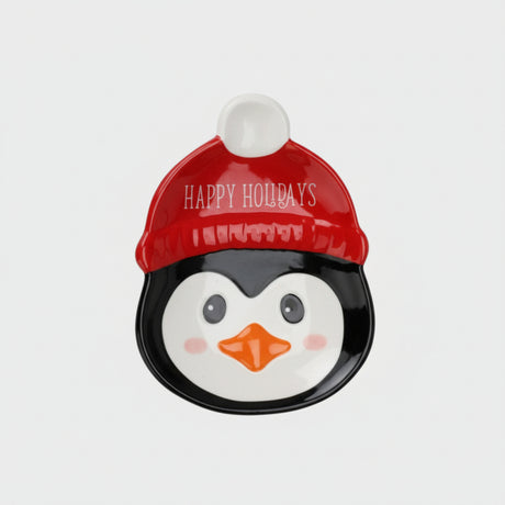 tallerken i keramikk med pingvinmotiv og rød nisselue