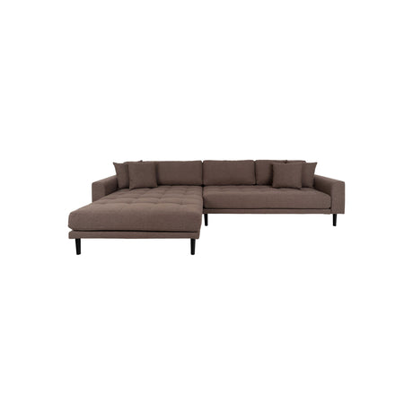 Lido Lounge Sofa venstrevendt i brun tekstil med fire puter og svarte ben.
