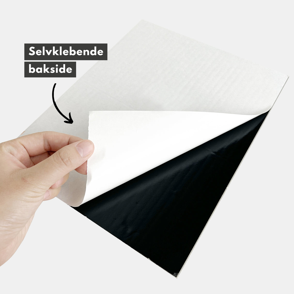 hender som monterer Alma hvit marmorfliser på vegg.