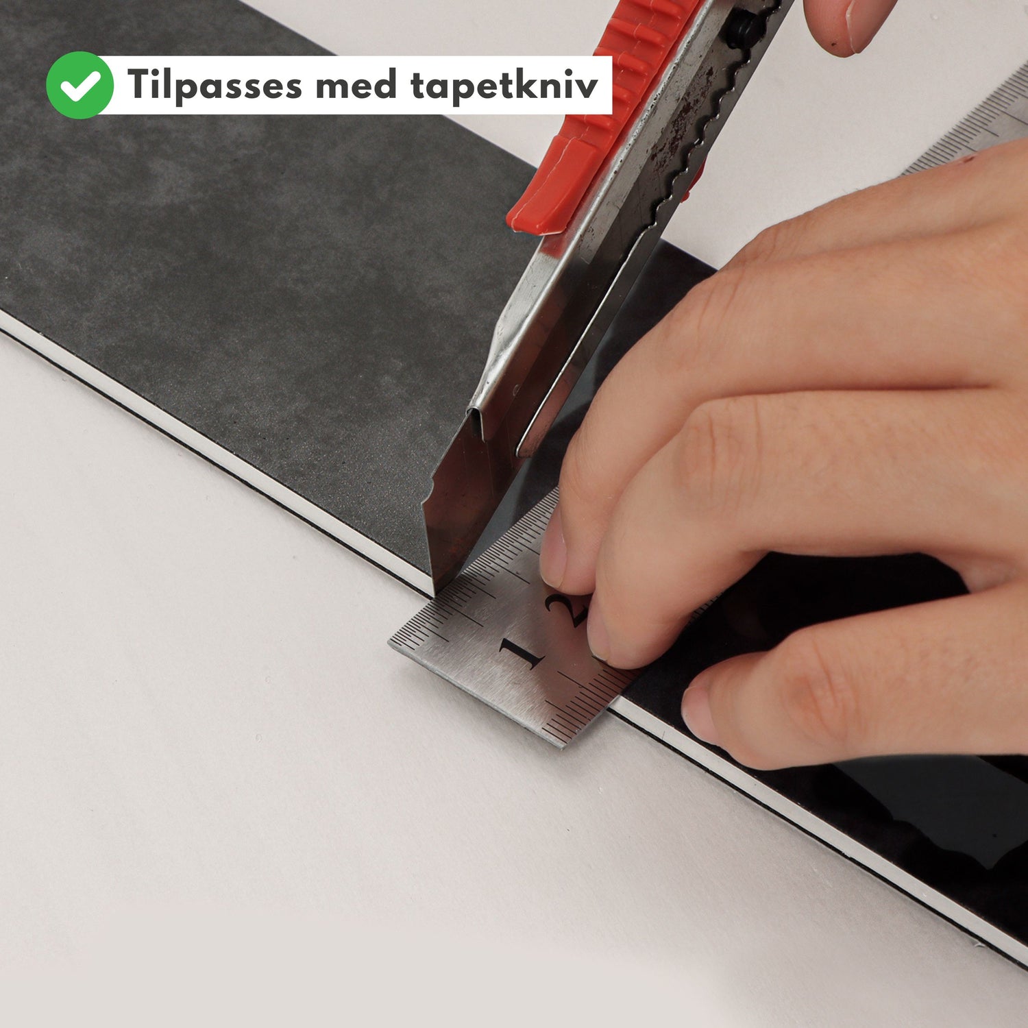 Exempel: Louise självhäftande väggplattor i antracitglans