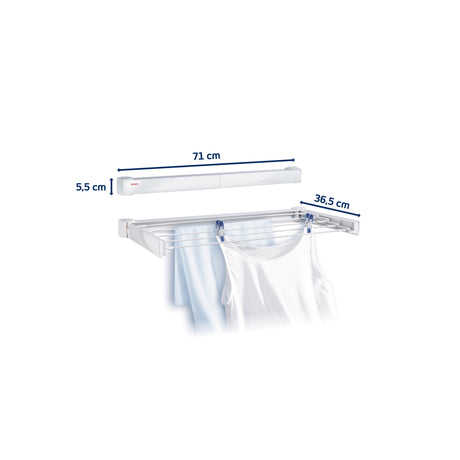 sammenleggbart tørkestativ på vegg med klær hengende til tørk