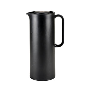 bruk av termokanne til frokostbord med kaffe