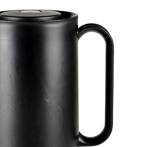 detaljbilde av lokk med trykknapp funksjon