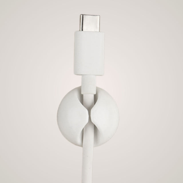 Selvklebende vegghengt kabelholder, perfekt for å få orden i kabler. 