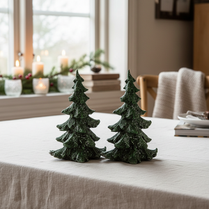 To grønne juletre med snøeffekt, 22,5 cm høye, dekorativ julepynt