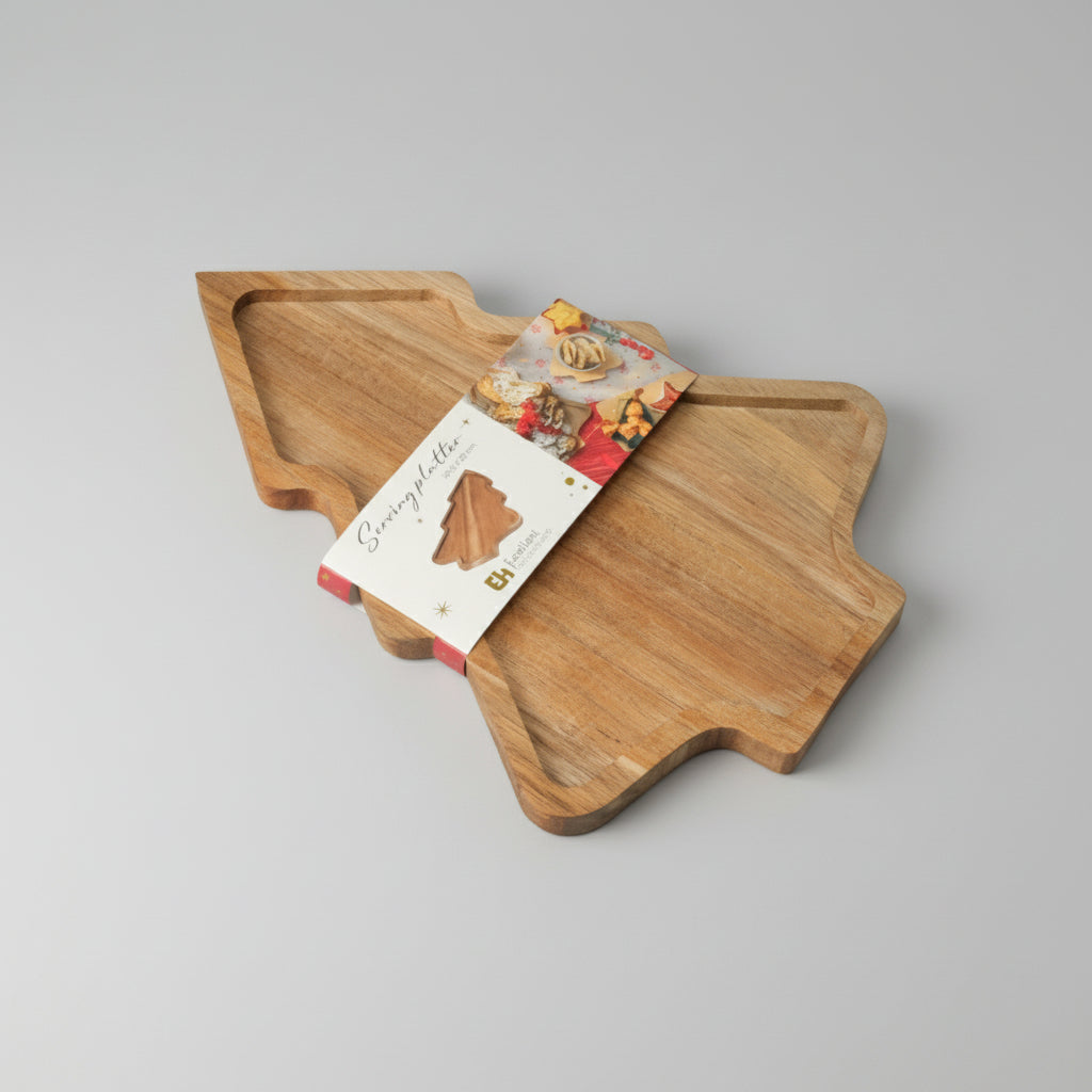 Naturlig trefat formet som juletre på dekket julebord