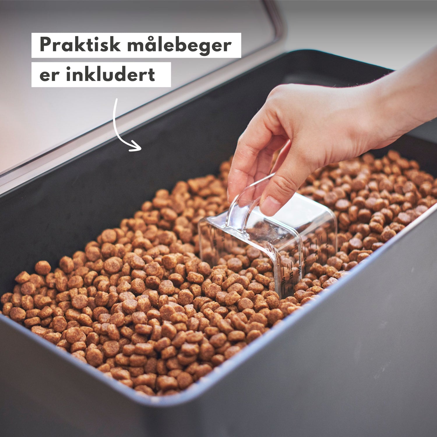 Medfølgende målekopp for enkel porsjonering av fôret. 