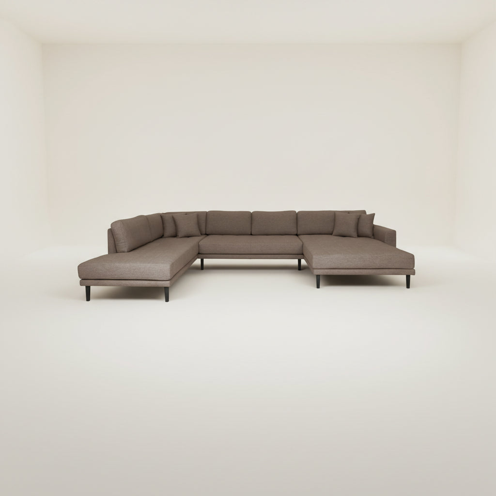 Lido U-sofa med åpen ende, brun tekstil og svarte treben – moderne design.