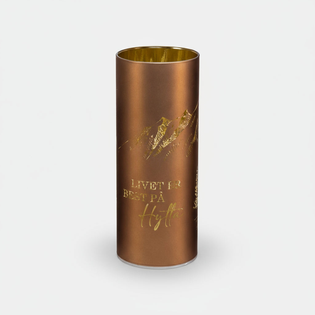 Brun LED-lykt med teksten Livet på hytta og utskåret fjellmotiv