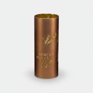 Brun LED-lykt med teksten Livet på hytta og utskåret fjellmotiv