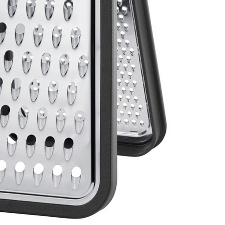 Liten kjøkkenrive med oppsamlingsbeholder til hard ost