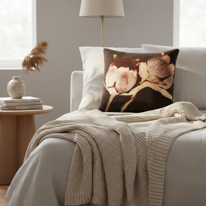 Sort velurpute med botanisk motiv i varme fargetoner