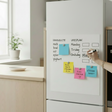 Magnetisk whiteboardfolie brukt som tavle på kjøleskap