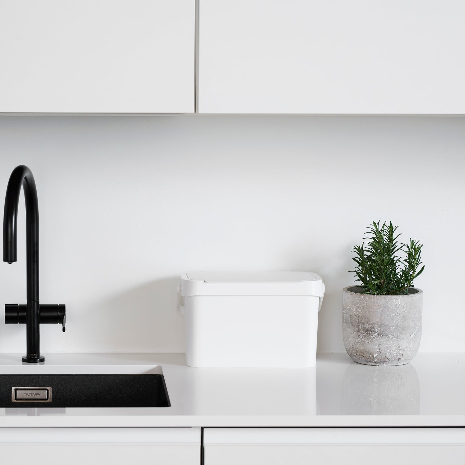 Praktisk kjøkkenbøtte til matavfall med skjult posekant