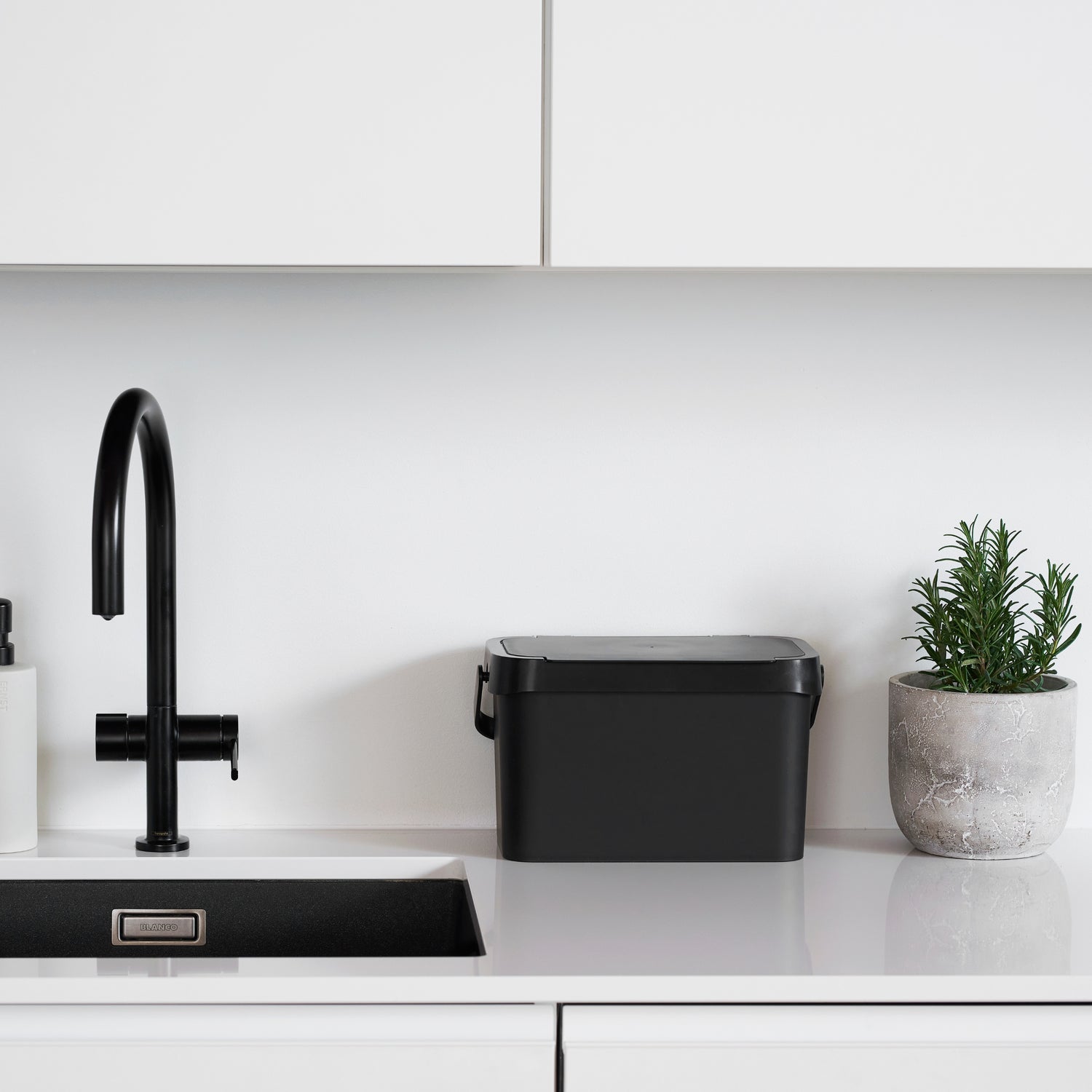 Praktisk kjøkkenbøtte til matavfall med skjult posekant