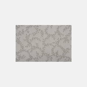 Kvadratisk bilde av grå flanell bordbrikke med løvmønster