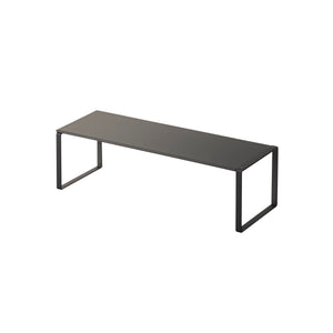 Skohylle i sort stål med minimalistisk design