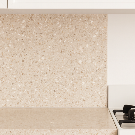Sahara beige selvklebende fliser montert på kjøkkenvegg – moderne sandfarget design