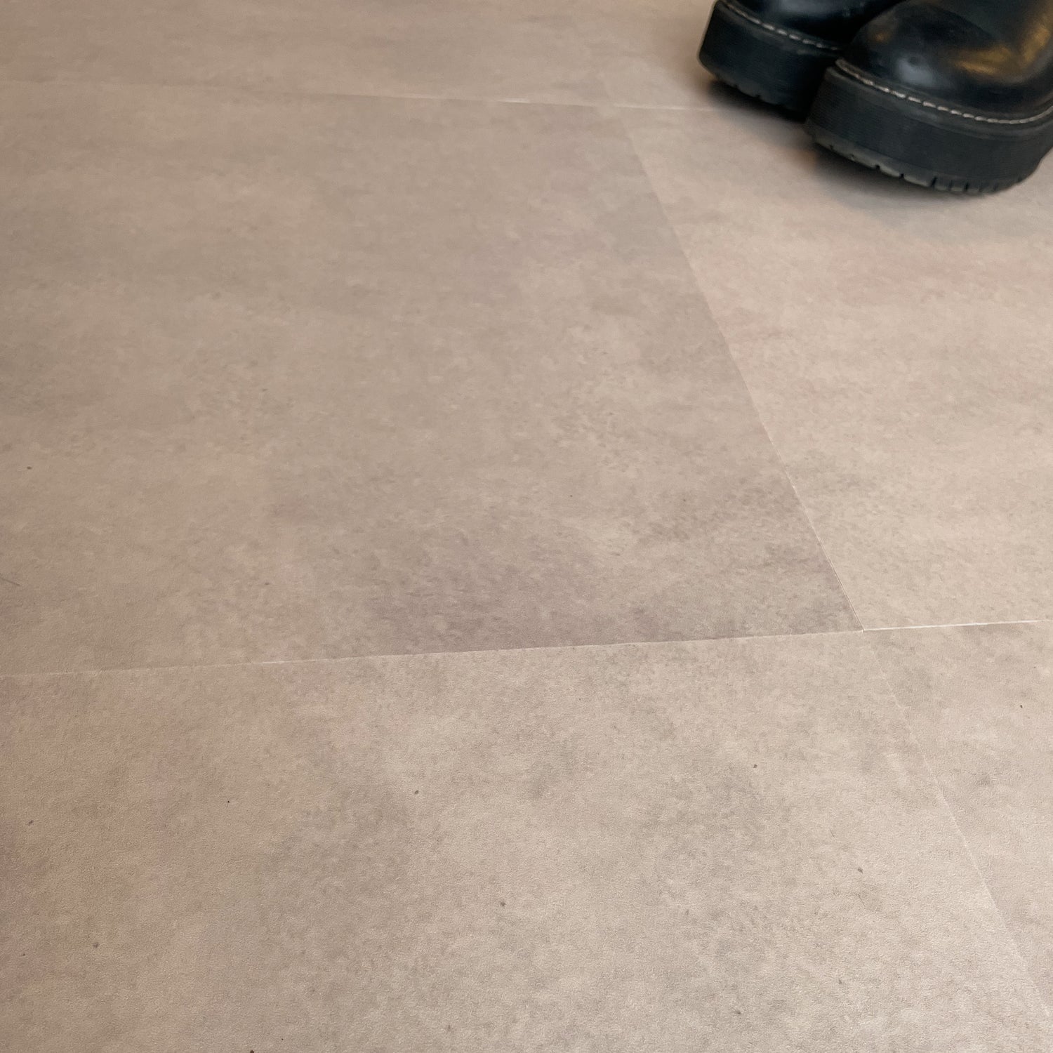 Exempel: Beige självhäftande betongplattor