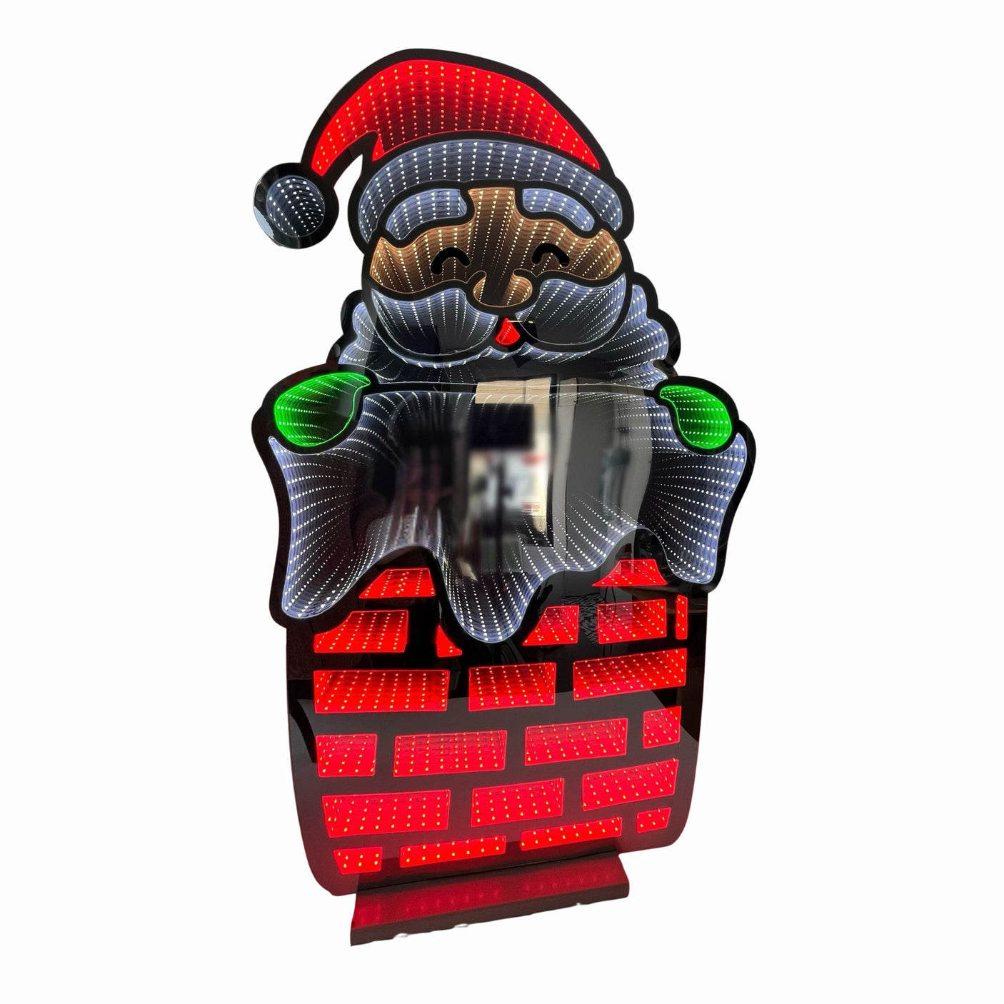Stor juledekor med Nisse i pipe og magisk dybdeeffekt fra LED-lys.