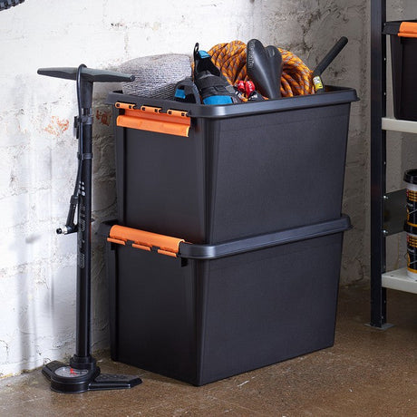 Oppbevaringsbokser på hyller i bod for praktisk organisering