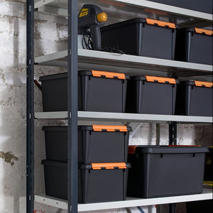 Oppbevaringsbokser fra SmartStore organisert på hyller i garasje