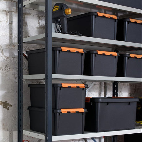 Oppbevaringsbokser fra SmartStore organisert på hyller i garasje