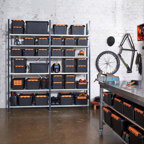 Verksted organisert med SmartStore oppbevaringsbokser på hyllesystem