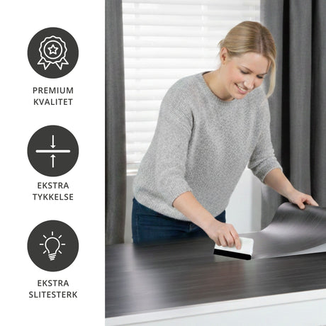 Montering av sort kontaktplast på bordplate for enkel fornyelse av møbler