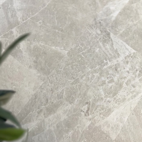 Exempel: Limebeige självhäftande plattor