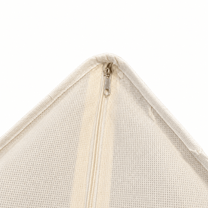 Nærbilde av beige oppbevaringsboks i tekstil med glidelås, vist mot hvit bakgrunn. Bildet fremhever stoffets struktur, sømmer og glidelåslukking.