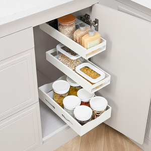 Hvit smal oppbevaringshylle med uttrekk for bedre oversikt i skap