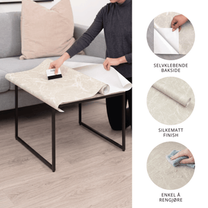Montering av Limestone crema kontaktplast på sofabord, selvklebende bakside, silkematt finish og enkel å rengjøre