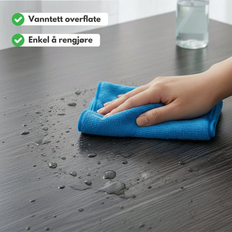 Vannavvisende overflate på selvklebende folie demonstrert med blå klut