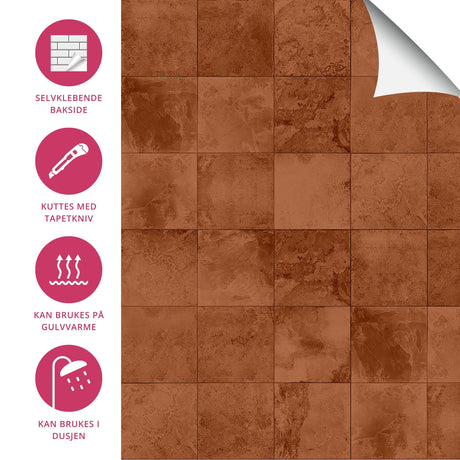 Baderom med rustfargede selvklebende fliser på gulv