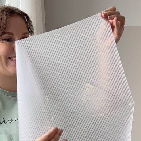 Statisk vindusfolie med riflet glass-effekt – enkel å klippe til og montere selv