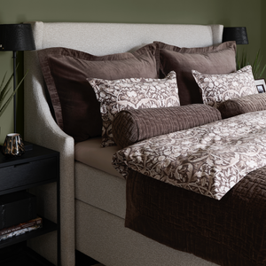 Detaljert visning av Halvor Bakke Hazendal sengetøy i brun sateng TC 400