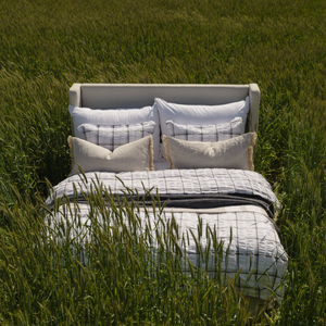 Nox sengesett i midnight blue med strukturert kreppkvalitet