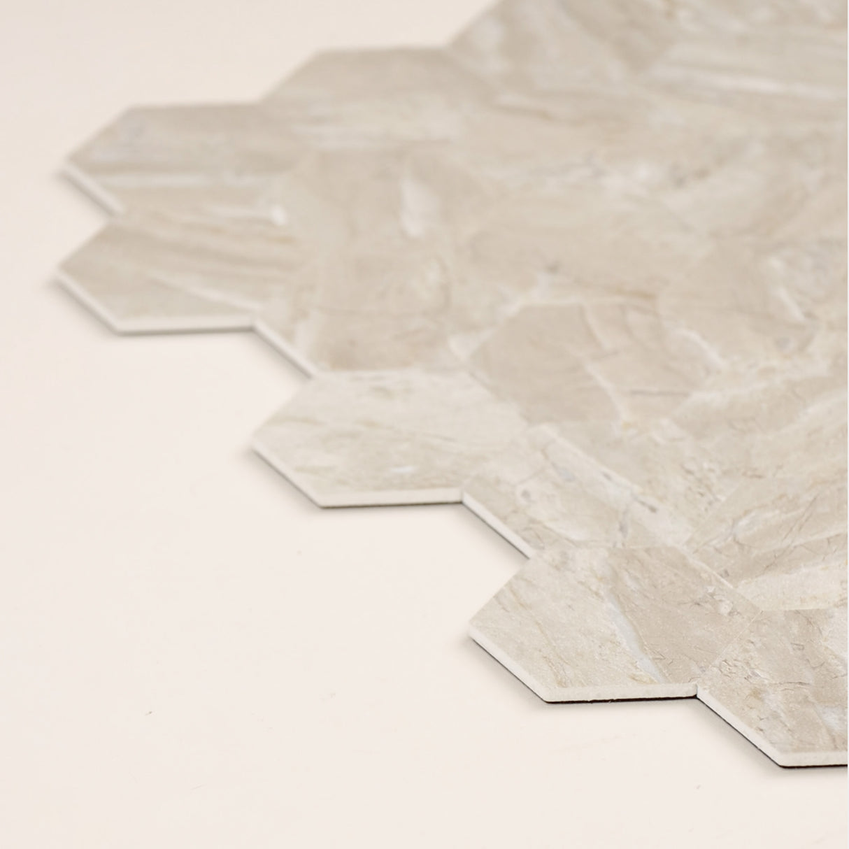 Nærbilde av Grace hexagon selvklebende flis som viser tynn og presis kant, høy kvalitet og realistisk marmorstruktur – perfekt til DIY-oppussing.