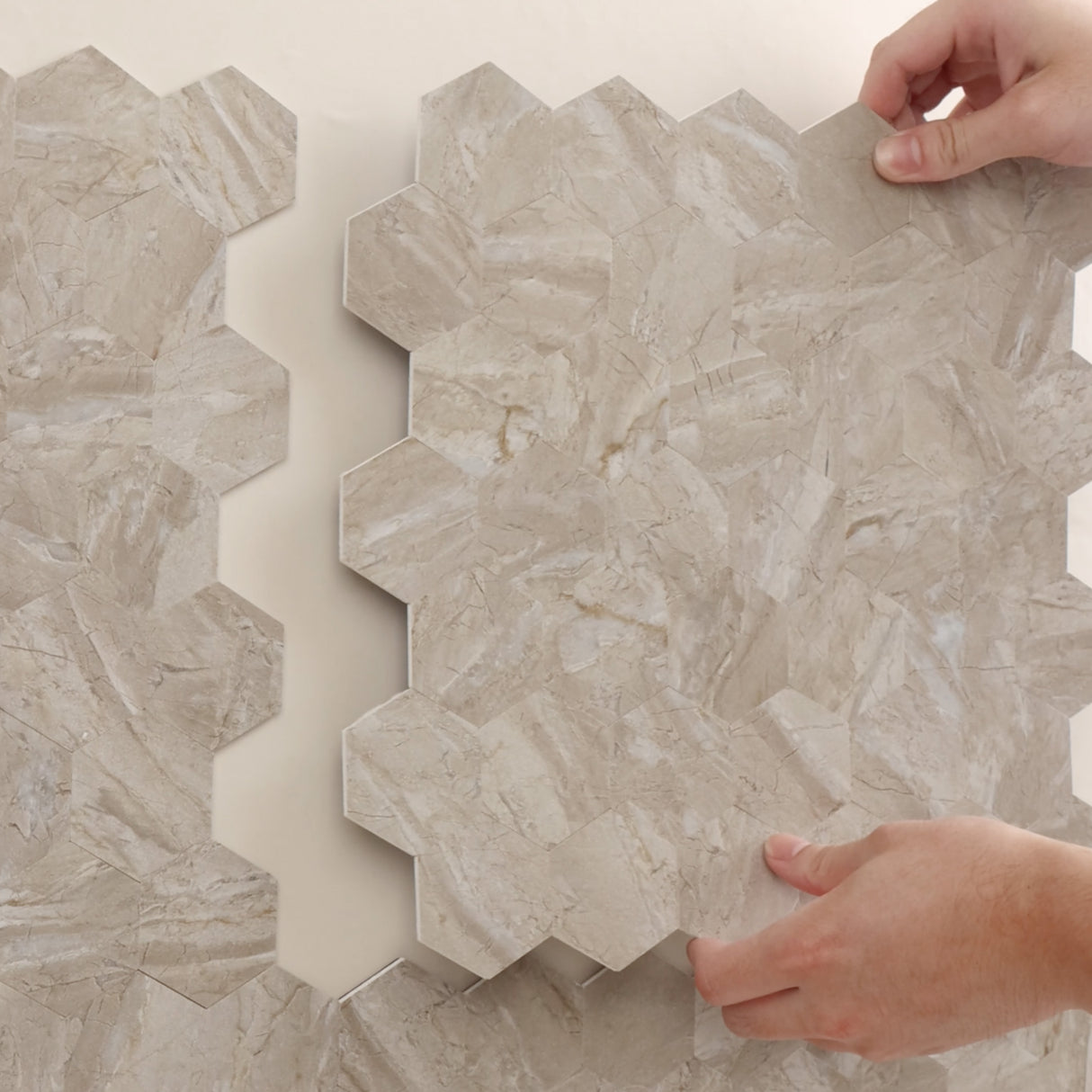 Grace hexagon selvklebende flis i beige marmor-utseende, frilagt produktbilde som viser detaljert mønster og sekskantet design for moderne interiør.