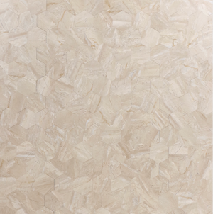 Grace hexagon selvklebende fliser i beige marmor-look montert som hel veggflate, skaper et moderne og tidløst uttrykk til kjøkken, bad eller vaskerom.
